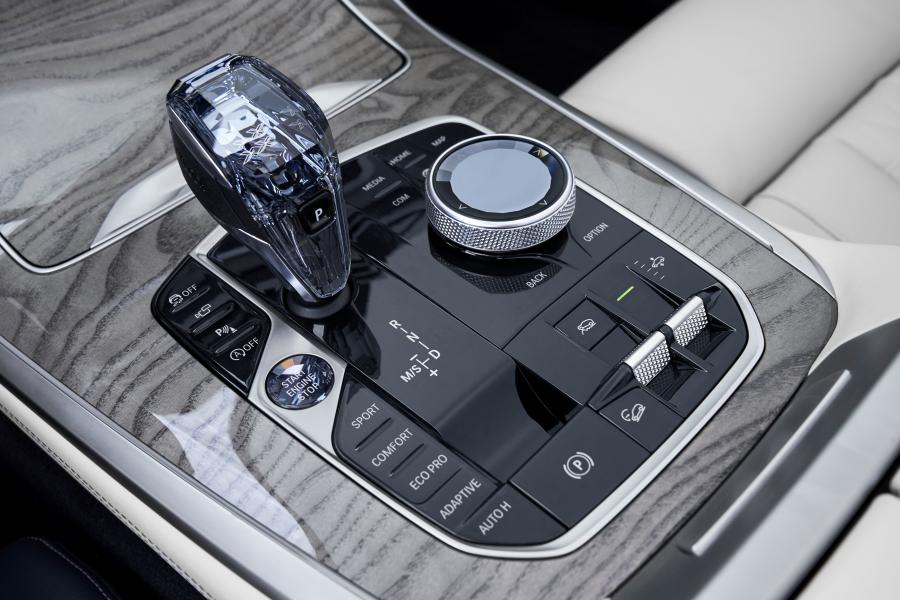 Детали интерьера BMW X7 xDrive40i (G07) 2017 года  (WW) (фото 34 из 101)
